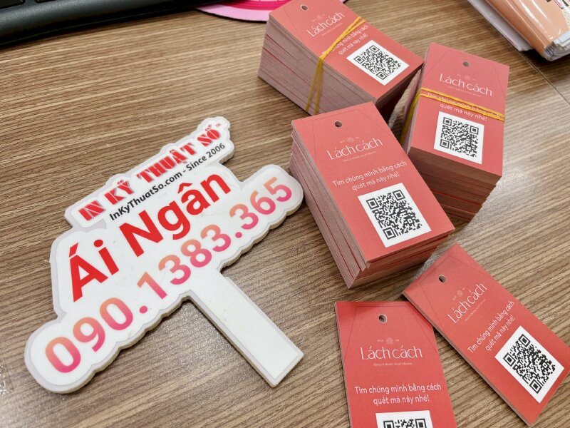 In tag treo shop hoa, tag cho tiệm hoa, tag gắn giỏ hoa tên cửa hàng có mã QR code - INKTS795