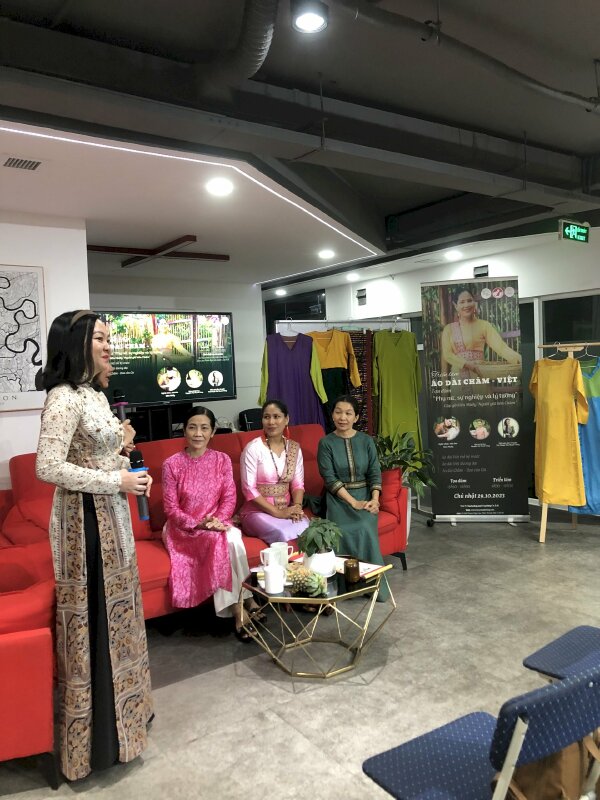 Mẫu poster lắp banner cuốn giới thiệu sự kiện