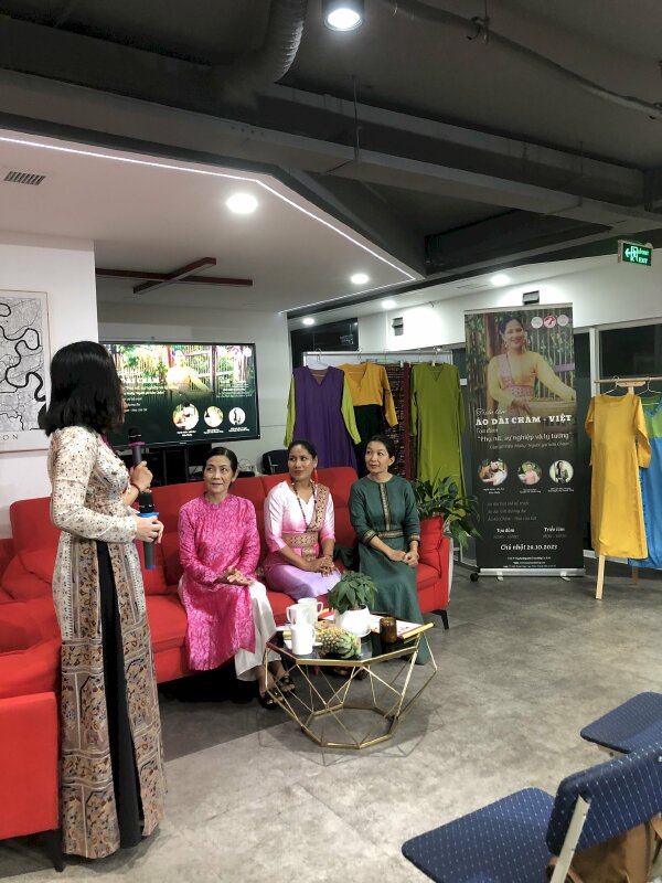 Poster lắp banner cuốn tại sự kiện về áo dài