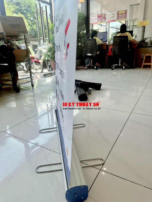 Poster tuyển dụng nhân sự gắn khung thuận tiện tháo gỡ và di chuyển