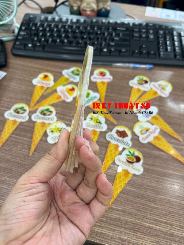 In sticker mica 1 mặt, gia công cắt CNC theo hình