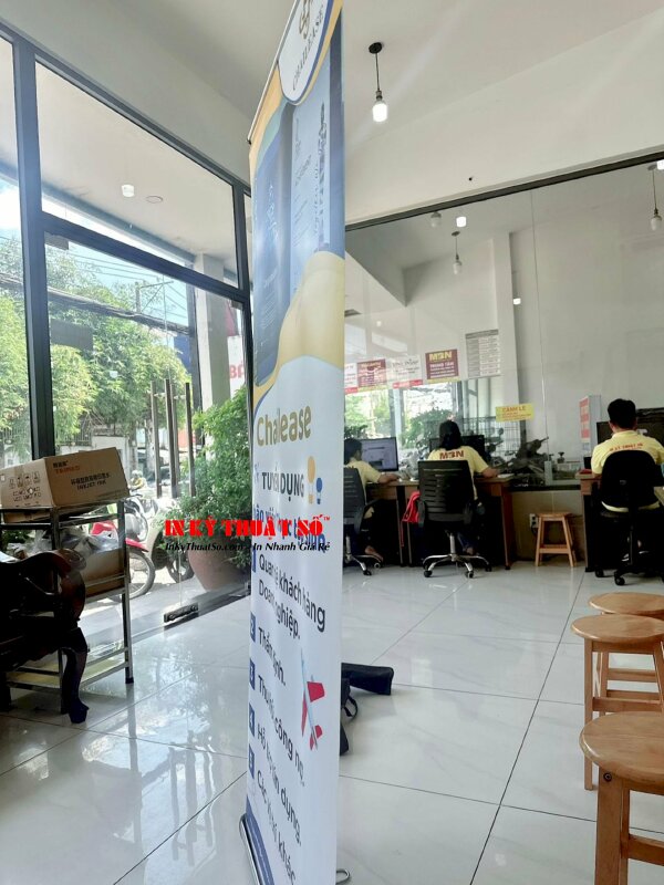 Mẫu poster được làm từ chất liệu PP in bằng mực dầu, kích thước 0.8m x 2m, banner cuốn nhôm tốt 0.8m x 2m
