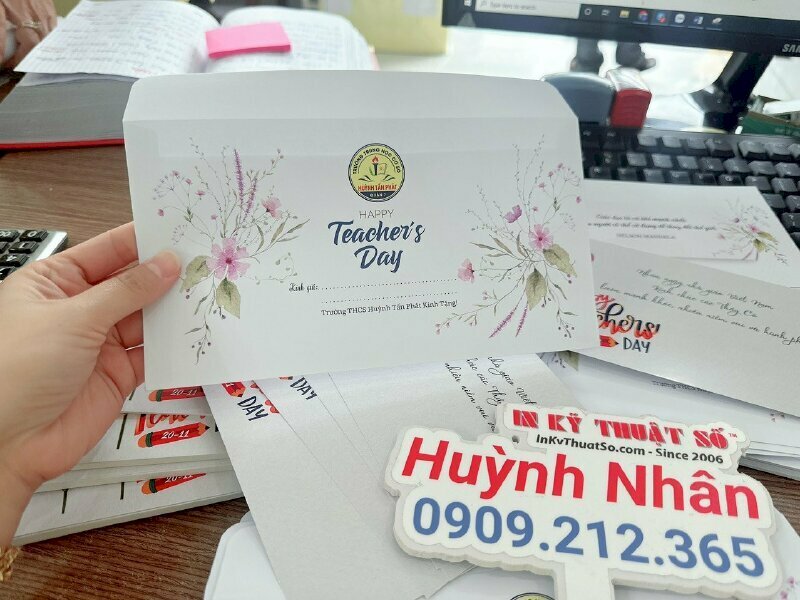 Mẫu bao thư chúc mừng Ngày Nhà Giáo Việt Nam 20/11 được thiết kế và in ấn sắc nét, hình ảnh đẹp mềm mại thể hiện ý nghĩa nhân văn