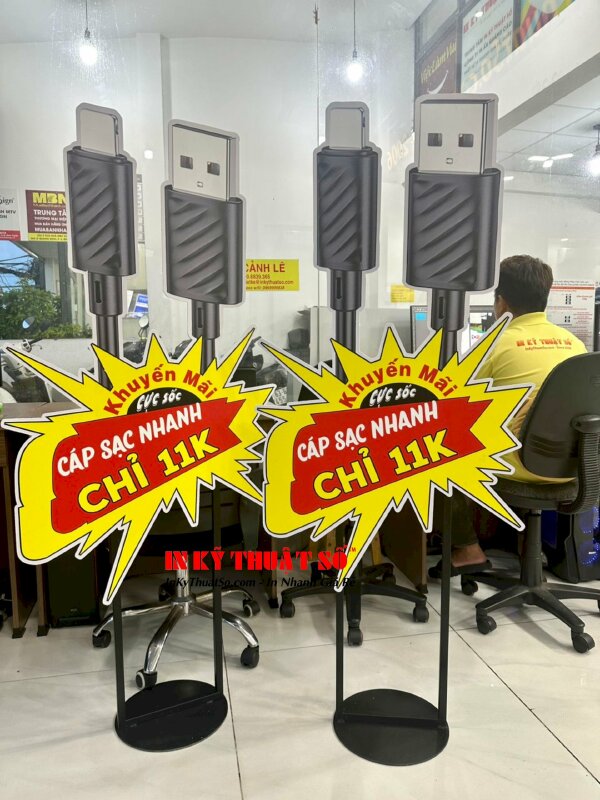 Thiết kế standee quảng cáo ngoài trời cuốn hút với dòng thông tin ngắn nhưng đáp ứng yếu tố quảng cáo hiệu quả