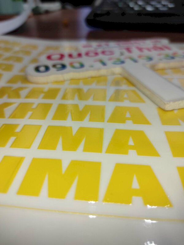 Mẫu tem UV DTF không kén bề mặt vật liệu, người dùng có thể dán ở mọi bề mặt cong hay phẳng tùy sáng tạo mỗi người