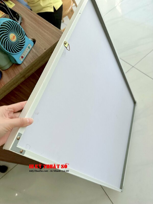 In tranh canvas đóng khung viền trắng ốp