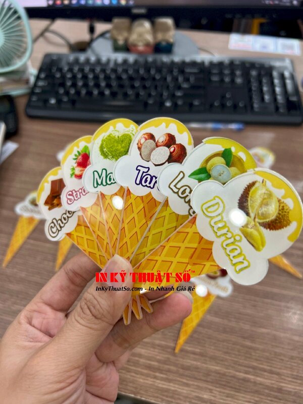 Làm sticker que kem mica cứng cáp, bền chắc theo yêu cầu