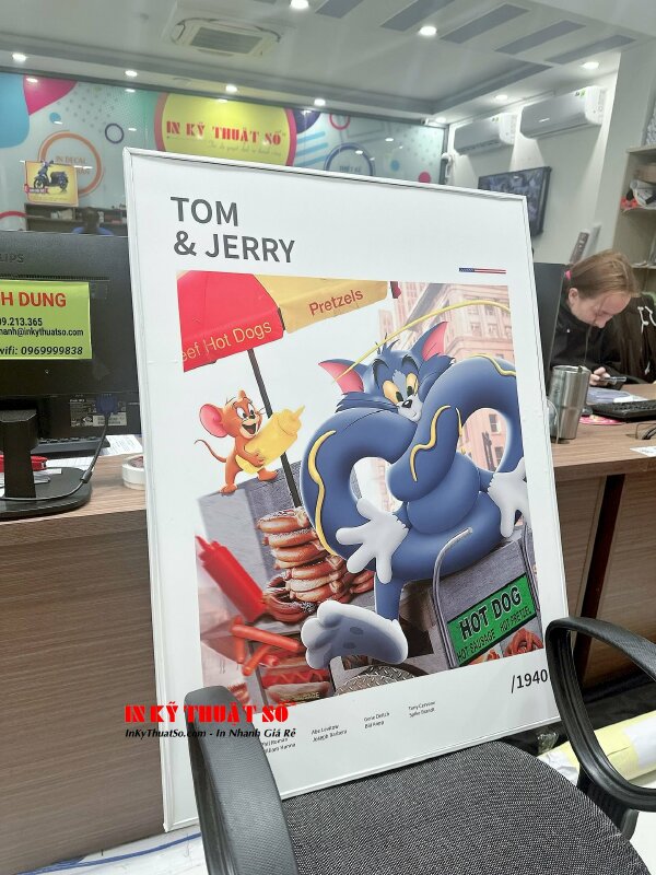 Mẫu tranh canvas Tom & Jerry hài hước tạo không gian vui tươi, sáng tạo