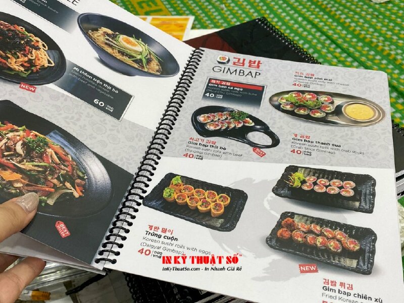 In menu nhựa nhà hàng Hàn Quốc, đóng gáy lò xo đen dễ dàng lật mở từng trang, chống thấm nước - INKTS905