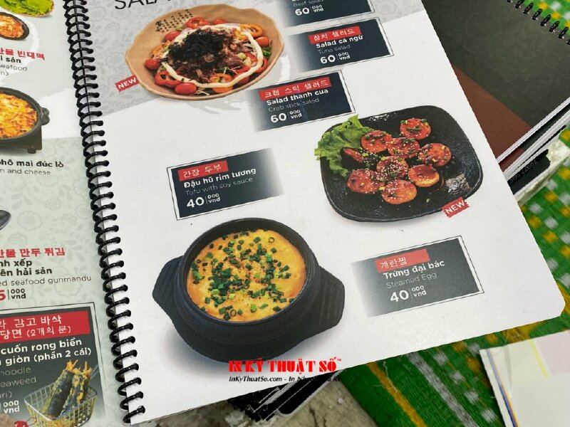 In menu nhựa nhà hàng Hàn Quốc, đóng gáy lò xo đen dễ dàng lật mở từng trang, chống thấm nước - INKTS905