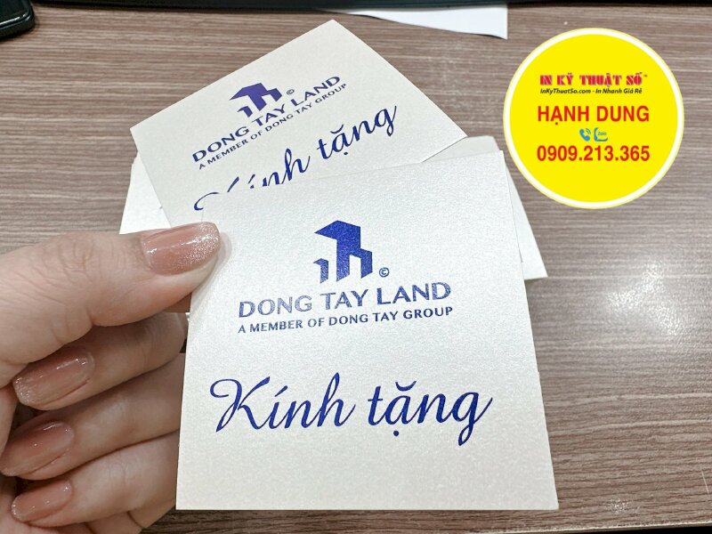 In tem kính tặng logo công ty dán túi giấy đựng quà tặng khách hàng, in giấy mỹ thuật có keo mặt sau - INKTS935