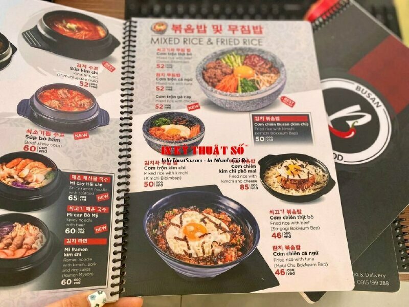 In menu nhựa nhà hàng Hàn Quốc, đóng gáy lò xo đen dễ dàng lật mở từng trang, chống thấm nước - INKTS905