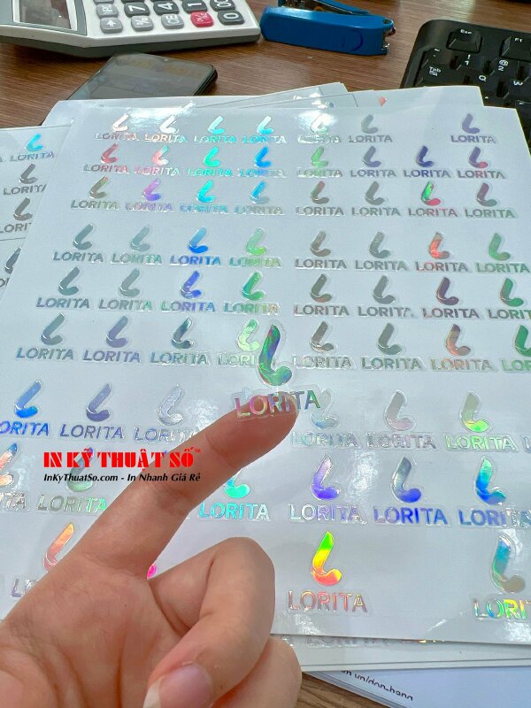 Mẫu tem logo trong suốt được in trên chất liệu Decal trong bằng công nghệ in Offset