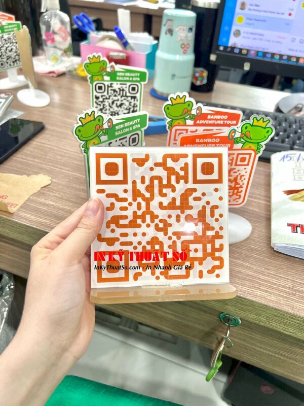 Bảng QR code đế hình oval để bàn tiện lợi được thiết kế và in ấn bởi In Kỹ Thuật Số since 2006