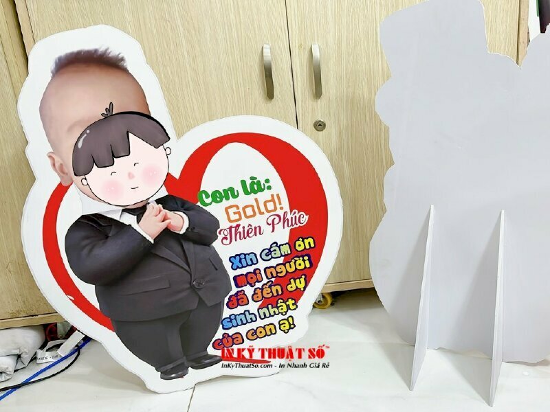Mẫu standee chibi ghép mặt cho bé với chất liệu PP cán format dày 5li bền chắc