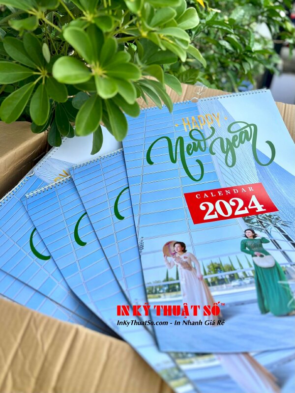 Mẫu lịch treo tường lò xo được thiết kế theo phong cách thời trang áo dài