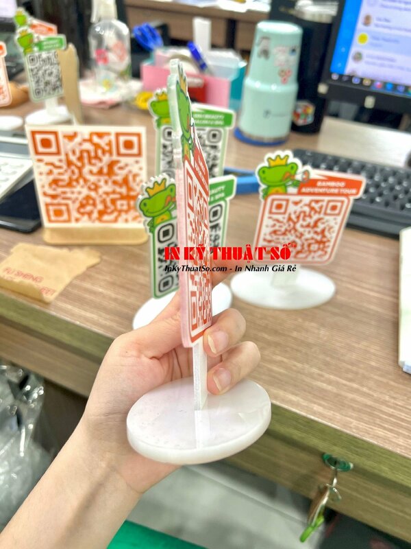 Mẫu QR code để bàn gắn chân đế mica trong 5li để bàn