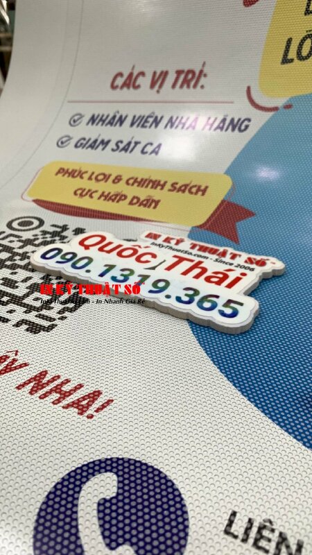 In decal lưới dán kính thông tin tuyển dụng nhân viên nhà hàng