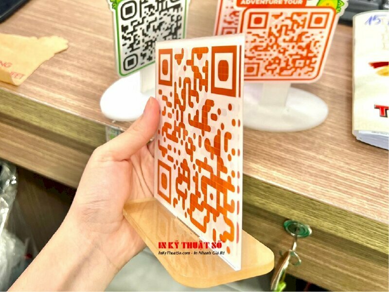 Bảng QR code để bàn chất liệu mica trong 3li in UV ngược