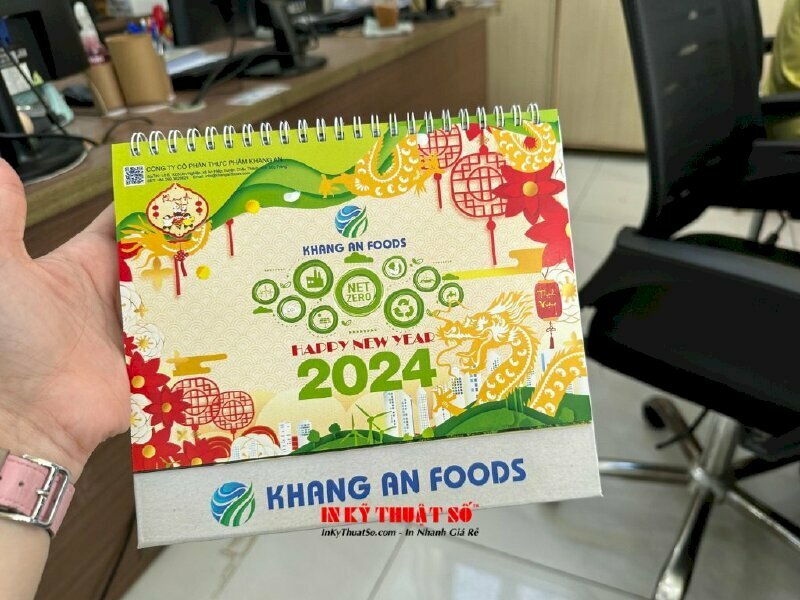 Lịch để bàn in logo doanh nghiệp có thiết kế hình ảnh đẹp, màu sắc nổi bật