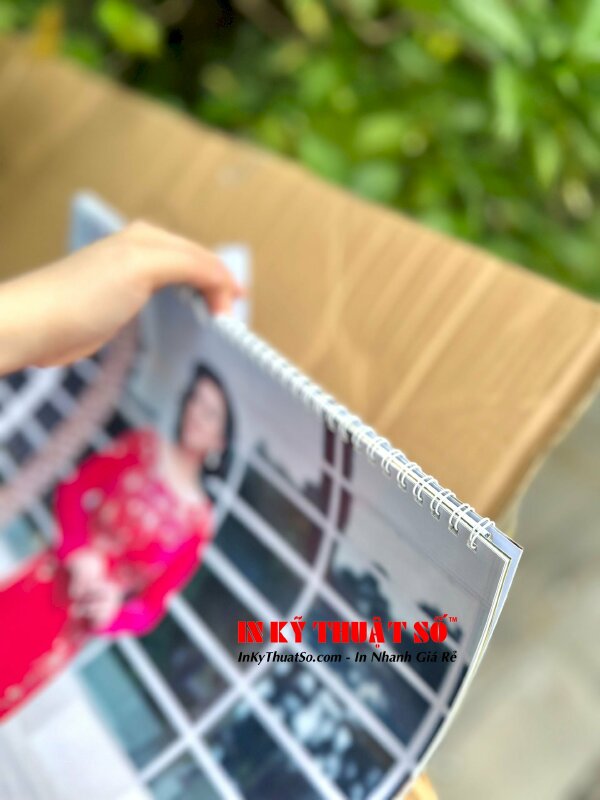 In lịch lò xo treo tường khổ 40cm x 60cm, lịch Tết tiệm áo dài làm quà tặng khách