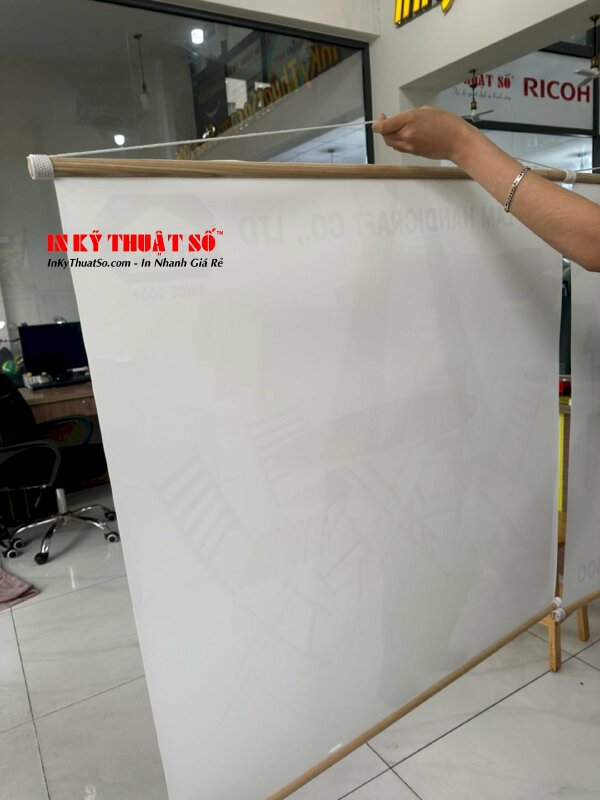 In PP 1 mặt gắn nẹp gỗ 2 đầu và dây treo tường