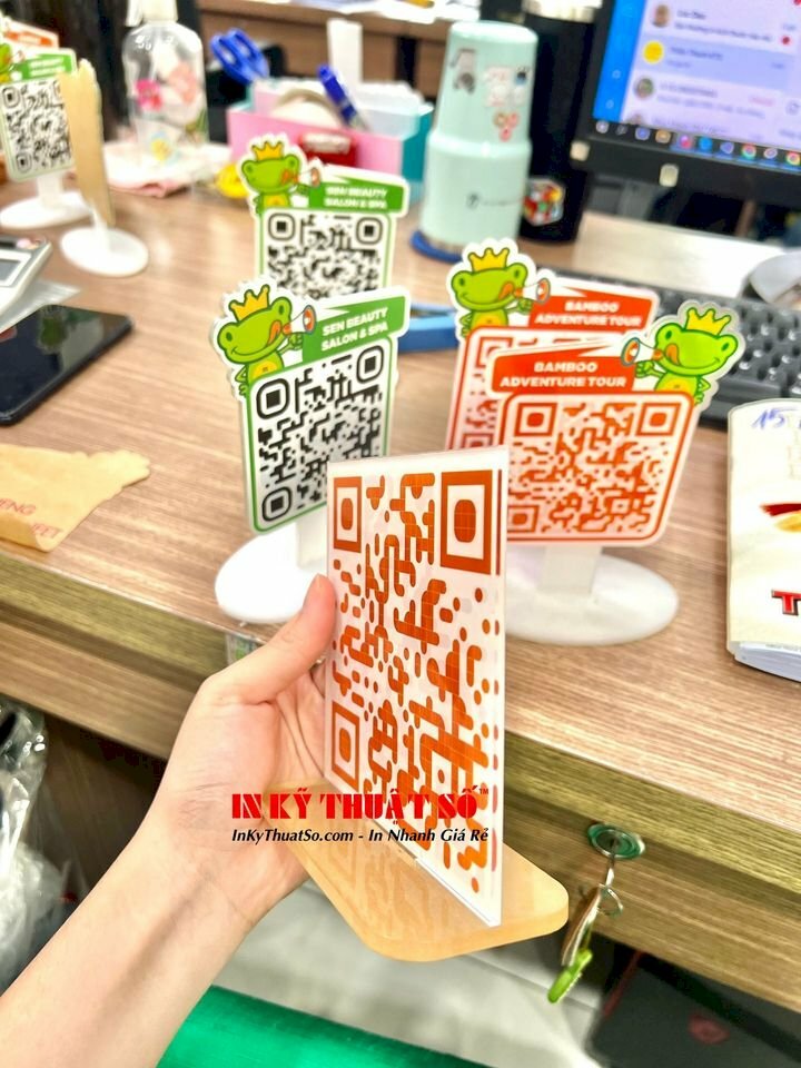 In bảng mica QR code cho cửa hàng kinh doanh