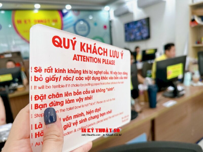 In bảng thông báo bằng Mica treo tường WC cho nhà hàng Quý khách hàng lưu ý Attention Please song ngữ Việt Anh - INKTS944