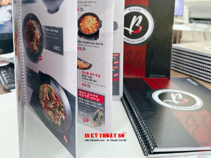 In menu nhựa nhà hàng Hàn Quốc, đóng gáy lò xo đen dễ dàng lật mở từng trang, chống thấm nước - INKTS905