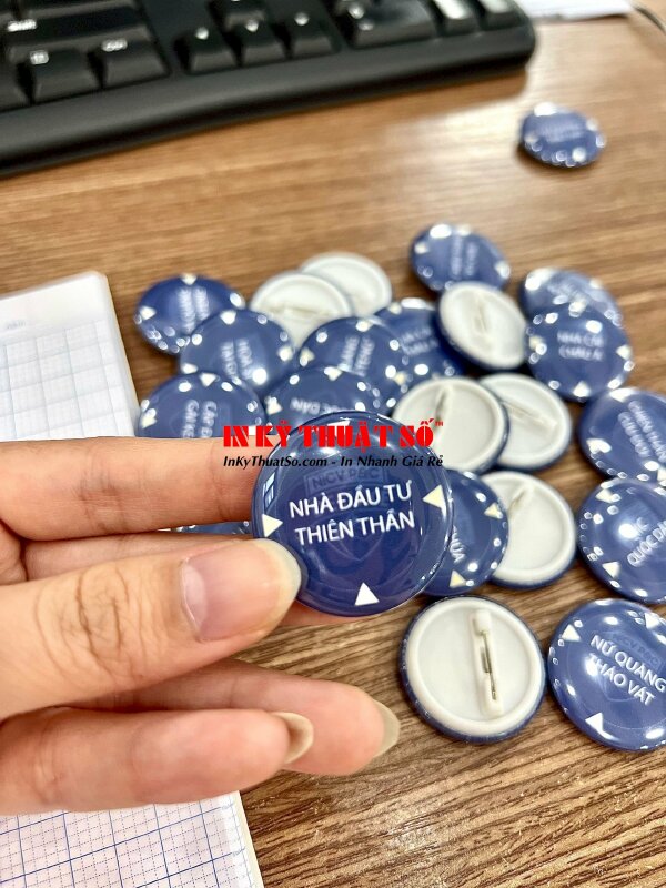 In huy hiệu slogan tròn cài áo chất liệu nhựa ra đời bằng công nghệ in phun kỹ thuật số