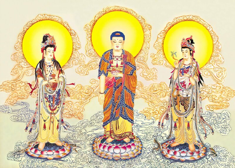 Tranh Tây Phương Tam Thánh đẹp trang nghiêm, ba vị Phật đang đứng trên tòa sen, tỏa hào quang sáng ngời, xung quanh là những áng mây uốn lượn đẹp.