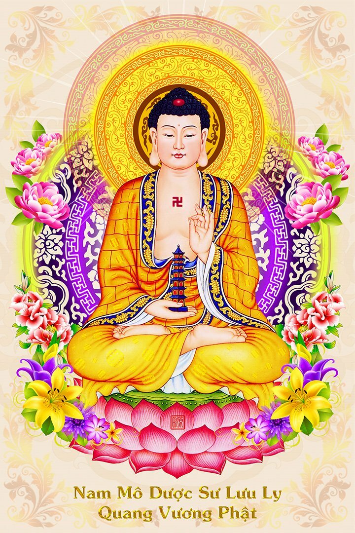 Hình ảnh Phật Dược Sư đẹp nhất, khoác y áo màu vàng, ngồi xếp bằng trên tòa sen hồng, xung quanh các bông hoa đua nở.