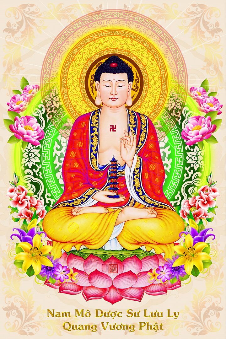 Hình ảnh đức Dược Sư Lưu Ly Quang Vương Như Lai Phật khoác y màu đỏ, tay cầm bảo tháp, tỏa hào quang sáng ngời trên nền hoa văn màu vàng.