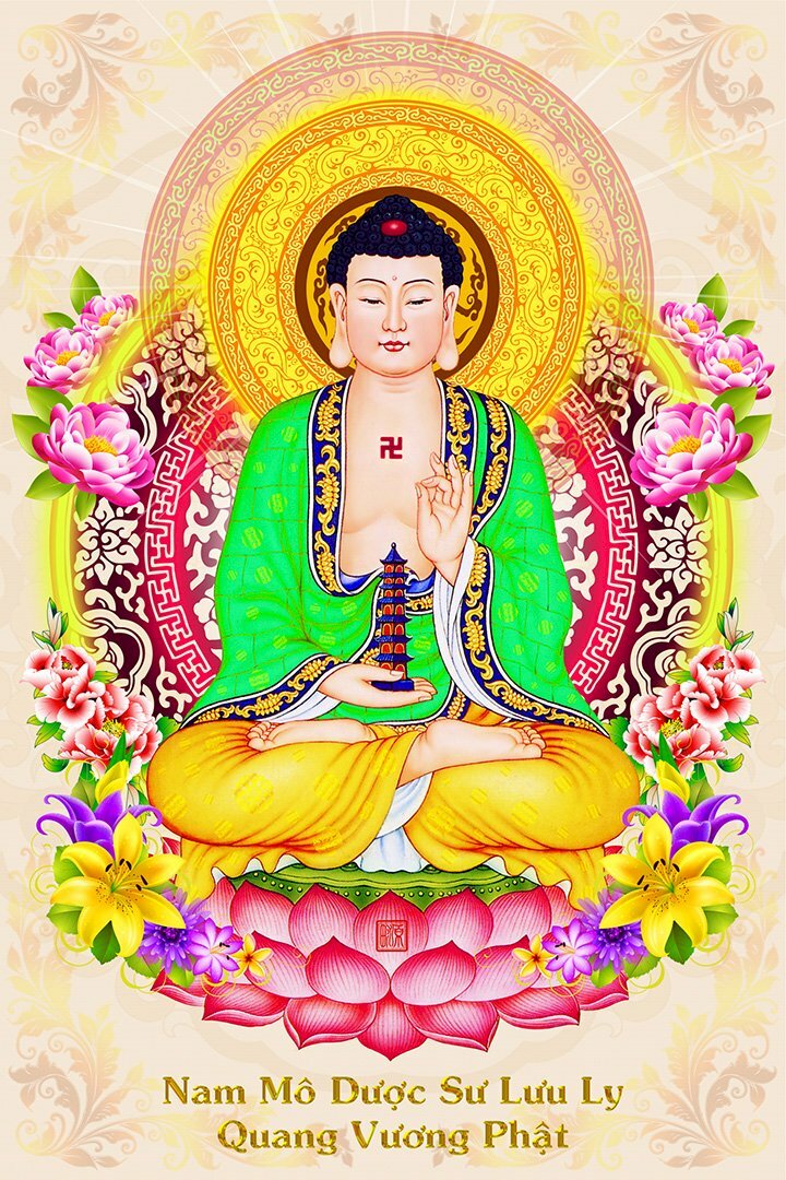 Hình ảnh Phật Dược Sư Lưu Ly Quang Vương Như Lai Phật đẹp, mặc áo choàng màu xanh hở ngực, trước ngực có chữ Vạn, tay cầm bảo tháp, trên nền hoa văn màu vàng.