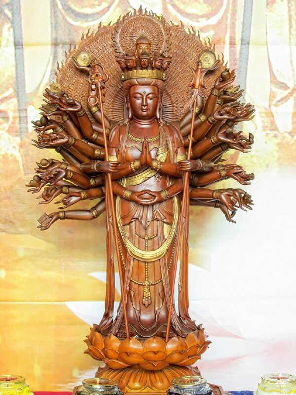 Hình tượng Phật Thiên Thủ Thiên Nhãn bằng gỗ đứng trên tòa sen có vô số tay, vô số mắt