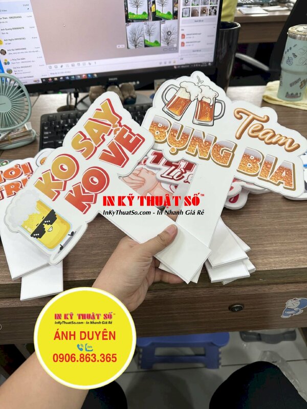 Mẫu Hashtag cầm tay cho tiệc công ty cuối năm thêm hoành tráng