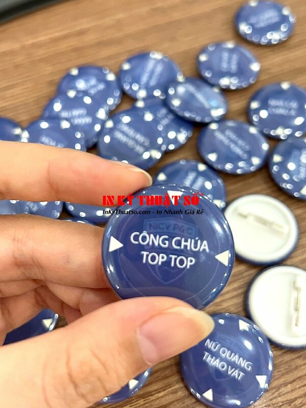 In huy hiệu cài áo đường kính 4cm, đổ keo epoxy sau in