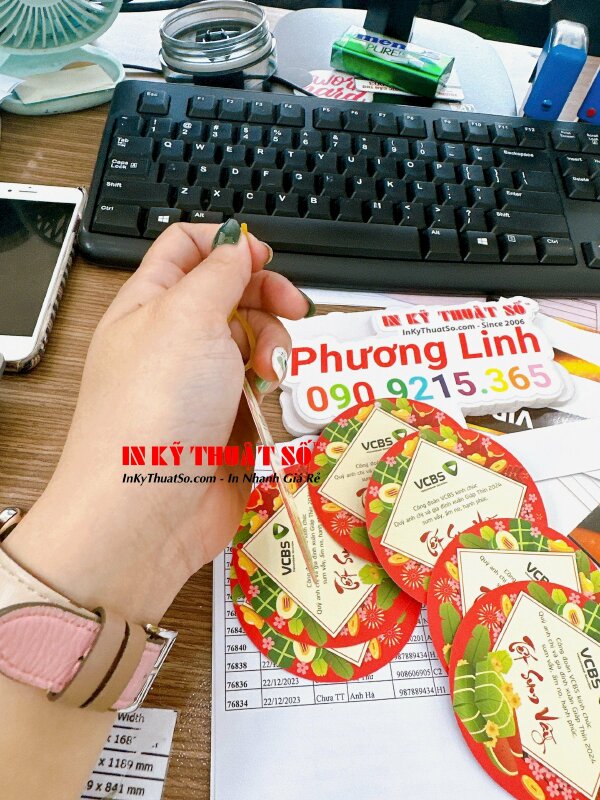 In tem giấy tròn chúc Tết sum vầy treo hộp quà Tết