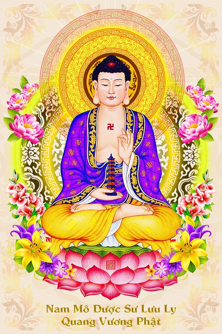 Hình ảnh Phật Dược Sư lưu ly khoác y áo màu tím, tay cầm bảo tháp, sau gáy tròn đầy hào quang, vô lượng tướng hảo cụ túc viên mãn, trên nền hoa văn vàng. 