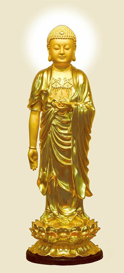Ảnh tượng Phật A Di Đà màu vàng kim trên bệ đứng màu nâu, tỏa hào quang trắng trên nền vàng nhạt.