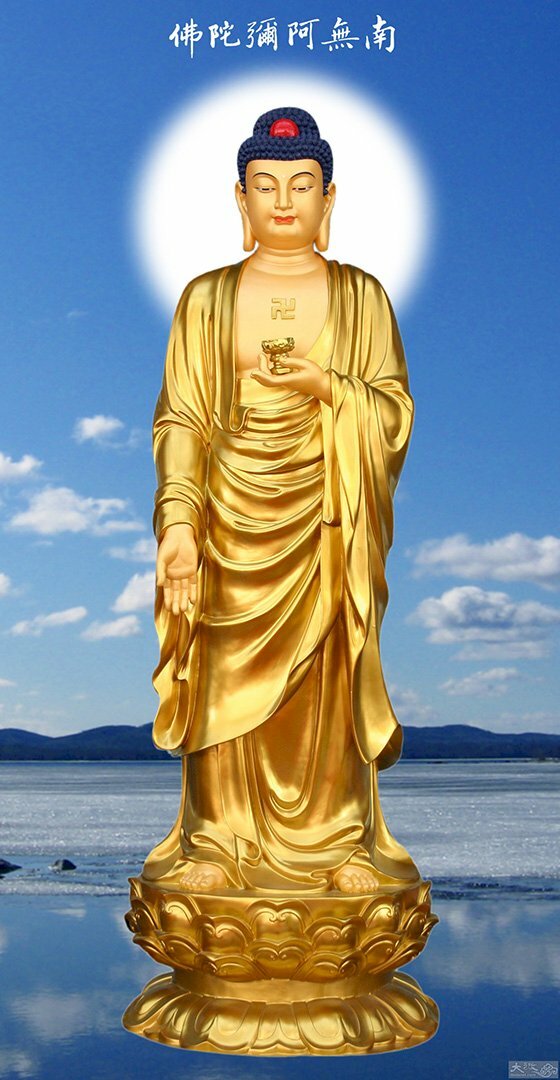 Ảnh tượng Phật A Di Đà màu vàng kim tay trái cầm hoa sen, tay phải tiếp dẫn chúng sinh trên nền trời xanh mây trắng, có biển phía sau.