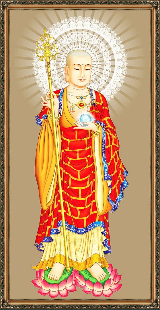 Ảnh Địa Tạng Vương Bồ Tát Bổn Nguyện hai chân đứng trên hai đài sen, 1 tay cầm tích trượng để mở cửa Địa Ngục, tay còn lại cầm viên ngọc Minh Châu để soi sáng Địa Ngục tăm tối, mở đường giải thoát chúng sanh đau khổ nơi đây.