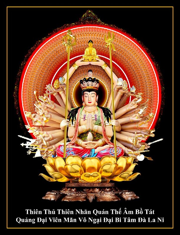 Hình Quan Âm Thiên Thủ Thiên Nhãn Đại Từ, Đại Bi cứu khổ cứu nạn trên nền đen, bên dưới có dòng chữ: Thiên Thủ Thiên Nhãn Quán Thế Âm Bồ Tát Quảng Đại Viên Mãn Vô Ngại Đại Bi Tâm Đà La Ni.