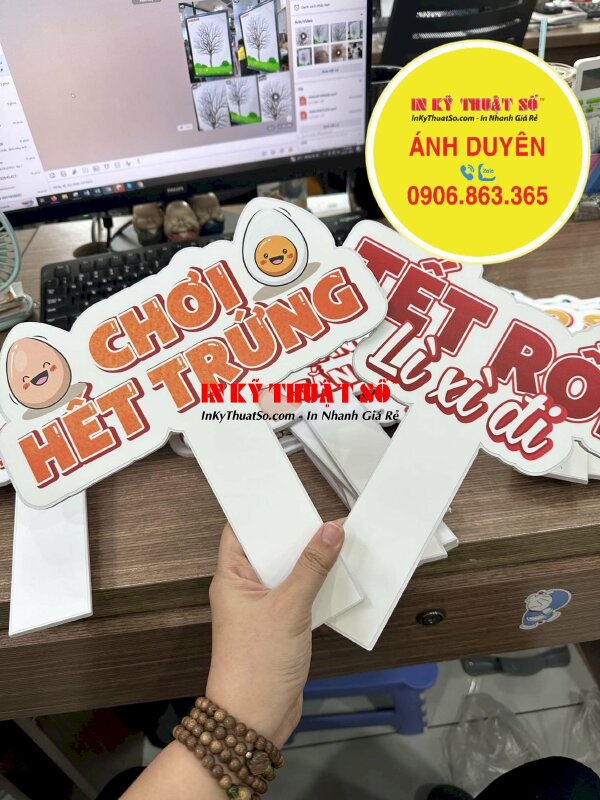 In Hashtag cầm tay tiệc cuối năm với thiết kế siêu cute, màu sắc nổi bật, gia công cán màng mờ độc đáo