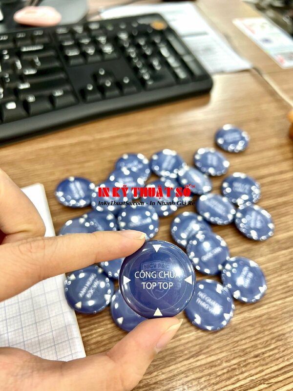 Mẫu huy hiệu nhựa cài áo, huy hiệu slogan tròn cài áo in theo yêu cầu