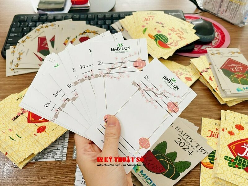Mẫu thiệp chúc mừng năm mới với những hình ảnh đặc trưng của ngày Tết