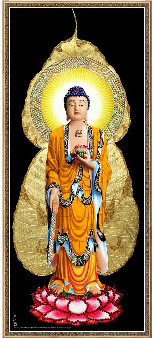 Ảnh Phật A Di Đà đẹp nhất khoác áo cà sa màu vàng, phía sau có lá bồ đề, nổi bật trên viền đen, ảnh có khung hoa văn đẹp. 