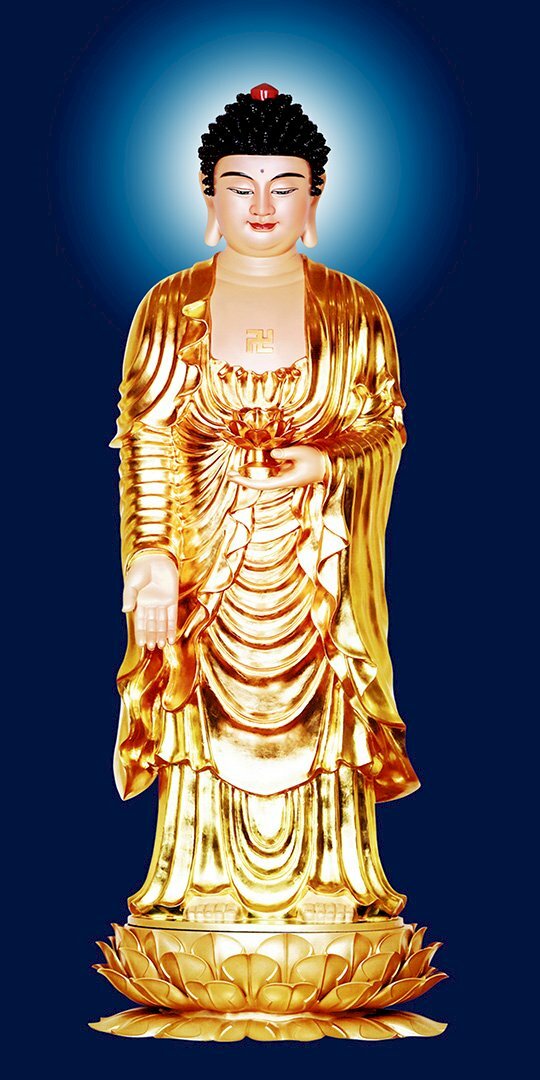Ảnh tượng Phật A Di Đà khoác áo cà màu vàng, tỏa hào quang trắng trên nền xanh đen.