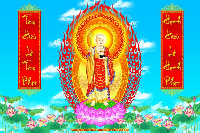 Ảnh Bồ Tát Mục Kiền Liên mặc áo cà sa đỏ đứng trên đài sen 1 tay cầm tích trượng để mở cửa Địa Ngục, tay còn lại cầm viên ngọc Minh Châu để soi sáng Địa Ngục tăm tối, mở đường giải thoát chúng sanh đau khổ nơi đây.