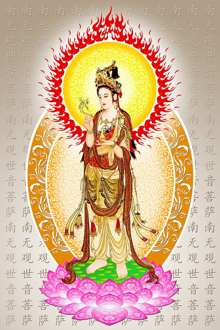 Hình Quan Thế Âm Bồ Tát đứng trên đài sen hồng trang nghiêm, với nền ảnh màu nâu có chữ Hán.